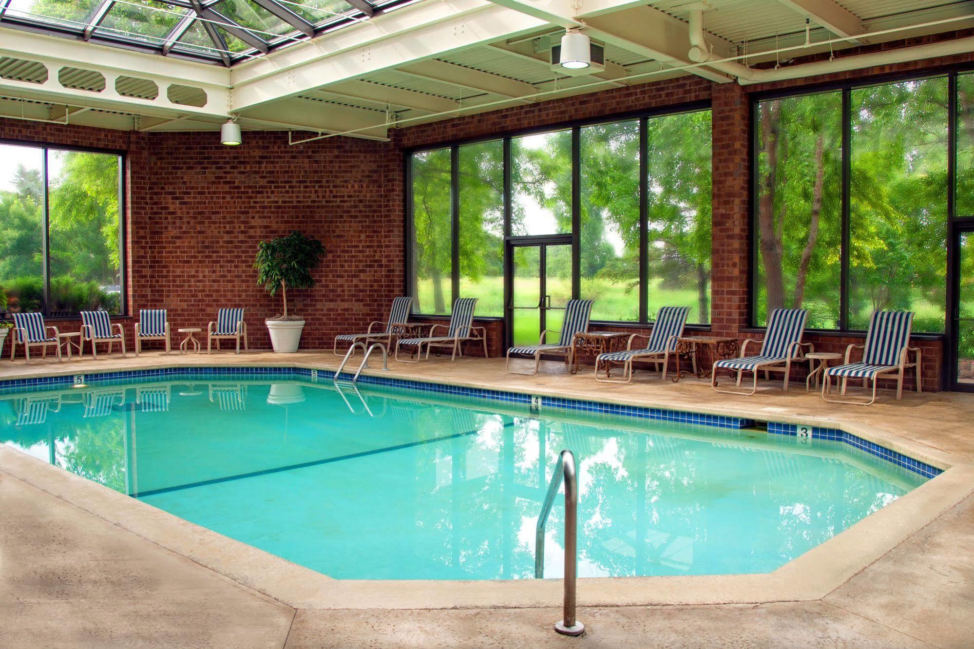 Brooklyn Center Hotel & Conference Center Exterior photo